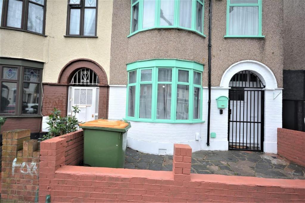 4 Bedroom House In East Londyn Zewnętrze zdjęcie